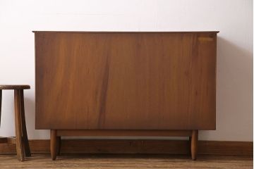 ヴィンテージ家具　北欧ビンテージ　すっきりとした佇まいが魅力のサイドボード(リビングボード、収納棚、飾り棚)
