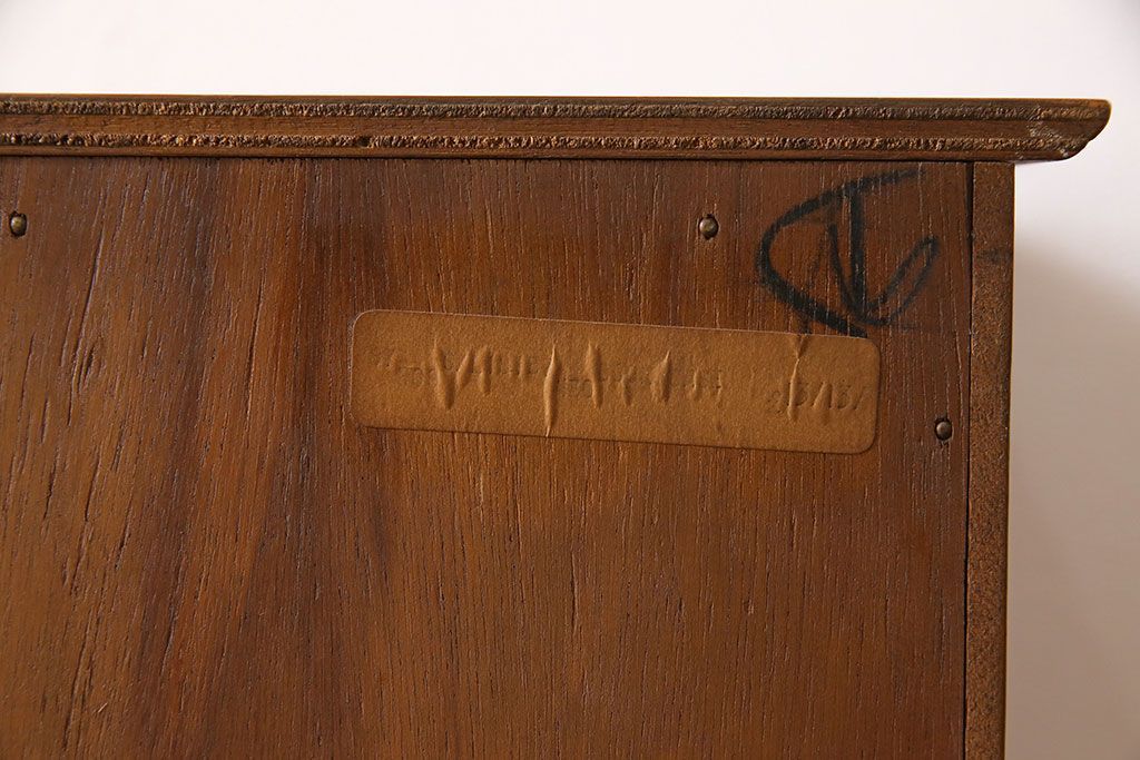 ヴィンテージ家具　北欧ビンテージ　すっきりとした佇まいが魅力のサイドボード(リビングボード、収納棚、飾り棚)