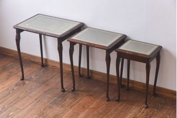アンティーク雑貨　イギリス家具　高級感あるレザートップのネストテーブル(入れ子式テーブル、サイドテーブル、コーヒーテーブル、花台)(1)