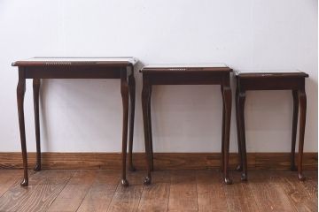 アンティーク雑貨　イギリス家具　高級感あるレザートップのネストテーブル(入れ子式テーブル、サイドテーブル、コーヒーテーブル、花台)(1)