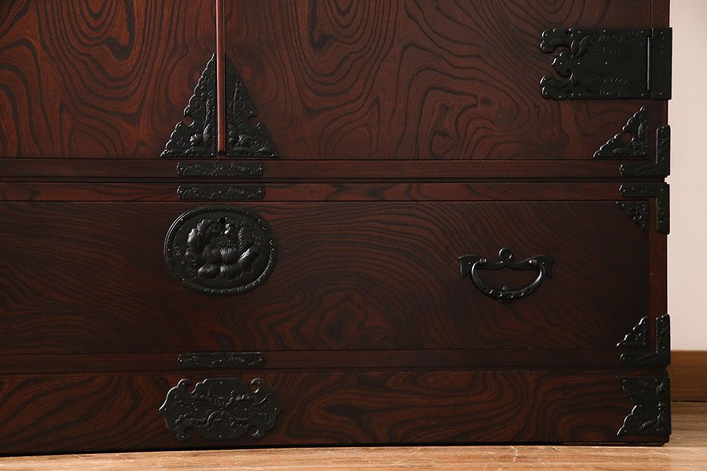 中古　伝統工芸　岩谷堂箪笥　杢目の美しい上質なワードローブ(洋服タンス、洋服箪笥)(定価60万円)