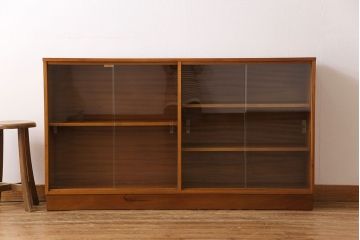 北欧家具　ガラス戸の付いたシンプルなキャビネット(飾り棚、食器棚、本箱)