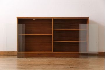 北欧家具　ガラス戸の付いたシンプルなキャビネット(飾り棚、食器棚、本箱)