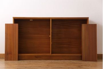 北欧家具　ガラス戸の付いたシンプルなキャビネット(飾り棚、食器棚、本箱)