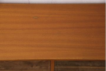 北欧家具　ガラス戸の付いたシンプルなキャビネット(飾り棚、食器棚、本箱)