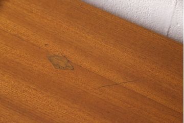 北欧家具　ガラス戸の付いたシンプルなキャビネット(飾り棚、食器棚、本箱)