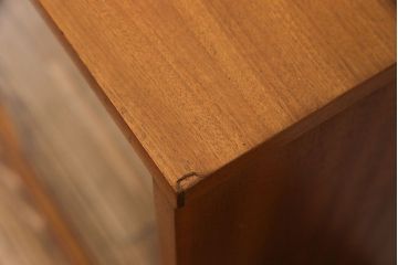 北欧家具　ガラス戸の付いたシンプルなキャビネット(飾り棚、食器棚、本箱)