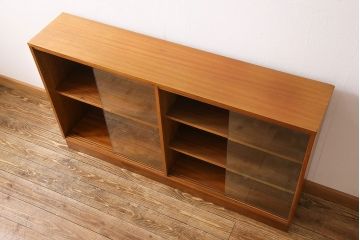 北欧家具　ガラス戸の付いたシンプルなキャビネット(飾り棚、食器棚、本箱)