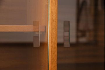 北欧家具　ガラス戸の付いたシンプルなキャビネット(飾り棚、食器棚、本箱)