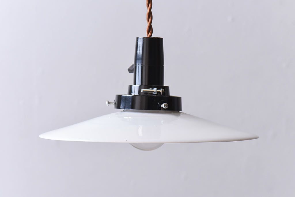 昭和レトロ　ノスタルジックな雰囲気漂う平笠シェードのペンダントライト(電笠、吊り下げ照明、天井照明)(1)