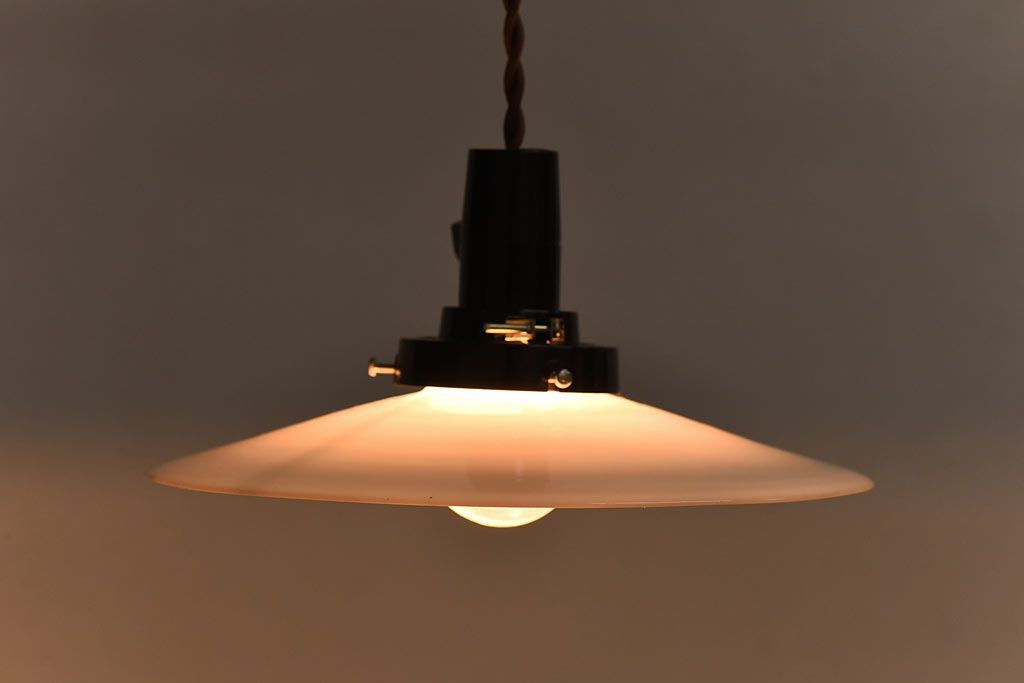 昭和レトロ　ノスタルジックな雰囲気漂う平笠シェードのペンダントライト(電笠、吊り下げ照明、天井照明)(1)