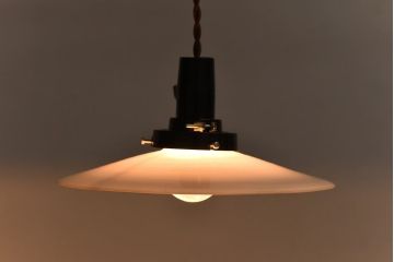 昭和レトロ　ノスタルジックな雰囲気漂う平笠シェードのペンダントライト(電笠、吊り下げ照明、天井照明)(1)