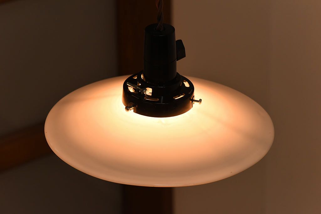 昭和レトロ　ノスタルジックな雰囲気漂う平笠シェードのペンダントライト(電笠、吊り下げ照明、天井照明)(1)