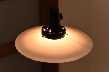 昭和レトロ　ノスタルジックな雰囲気漂う平笠シェードのペンダントライト(電笠、吊り下げ照明、天井照明)(1)