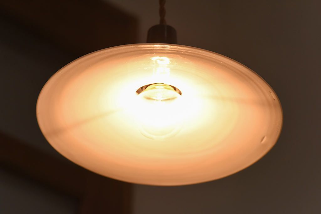 昭和レトロ　ノスタルジックな雰囲気漂う平笠シェードのペンダントライト(電笠、吊り下げ照明、天井照明)(1)