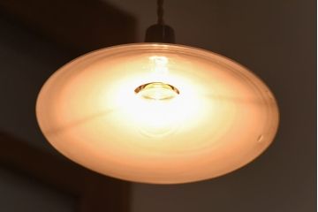 昭和レトロ　ノスタルジックな雰囲気漂う平笠シェードのペンダントライト(電笠、吊り下げ照明、天井照明)(1)