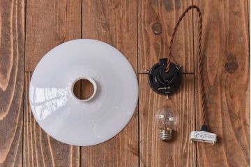 昭和レトロ　ノスタルジックな雰囲気漂う平笠シェードのペンダントライト(電笠、吊り下げ照明、天井照明)(1)