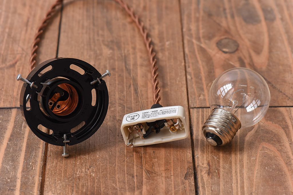 昭和レトロ　ノスタルジックな雰囲気漂う平笠シェードのペンダントライト(電笠、吊り下げ照明、天井照明)(1)