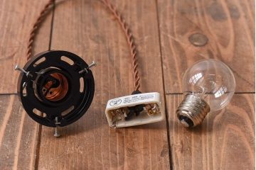 昭和レトロ　ノスタルジックな雰囲気漂う平笠シェードのペンダントライト(電笠、吊り下げ照明、天井照明)(1)