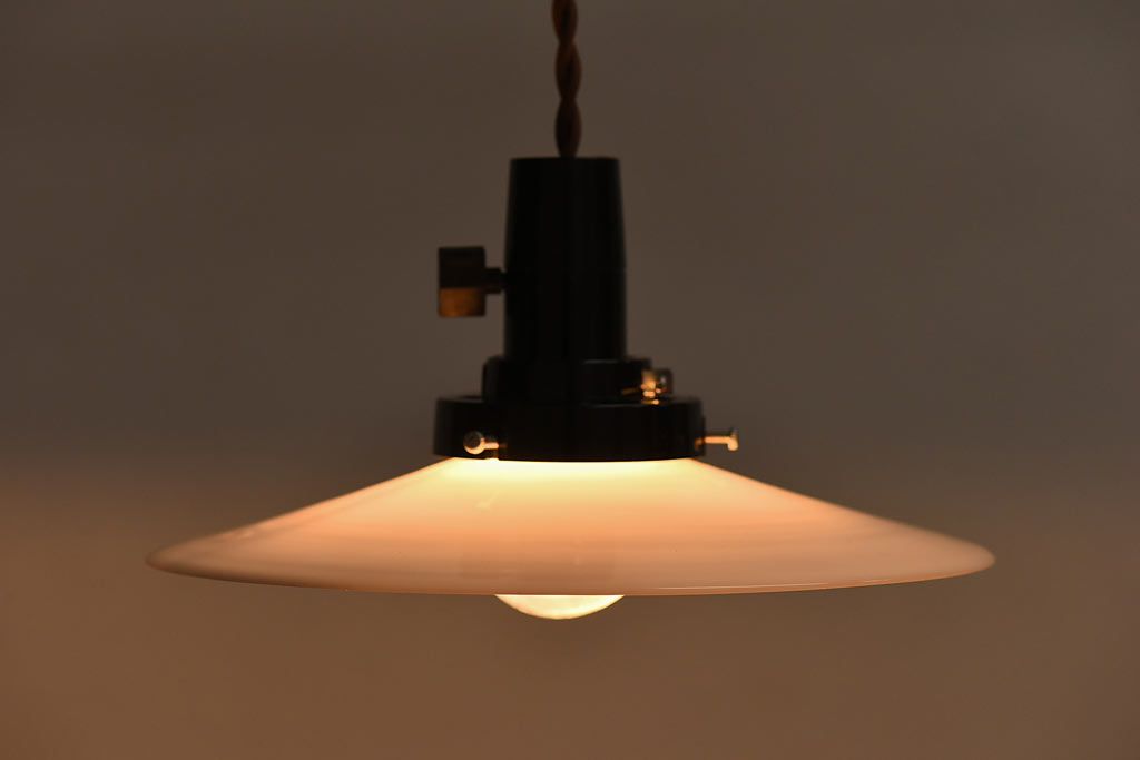 昭和レトロ　ノスタルジックな雰囲気漂う平笠シェードのペンダントライト(電笠、吊り下げ照明、天井照明)(2)
