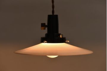 昭和レトロ　ノスタルジックな雰囲気漂う平笠シェードのペンダントライト(電笠、吊り下げ照明、天井照明)(2)
