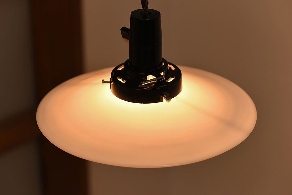 昭和レトロ　ノスタルジックな雰囲気漂う平笠シェードのペンダントライト(電笠、吊り下げ照明、天井照明)(2)