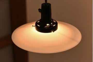 昭和レトロ　ノスタルジックな雰囲気漂う平笠シェードのペンダントライト(電笠、吊り下げ照明、天井照明)(2)