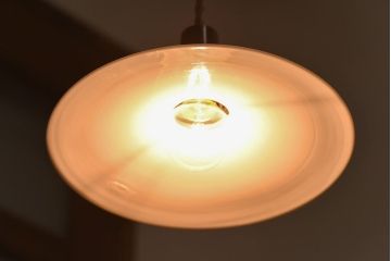 昭和レトロ　ノスタルジックな雰囲気漂う平笠シェードのペンダントライト(電笠、吊り下げ照明、天井照明)(2)