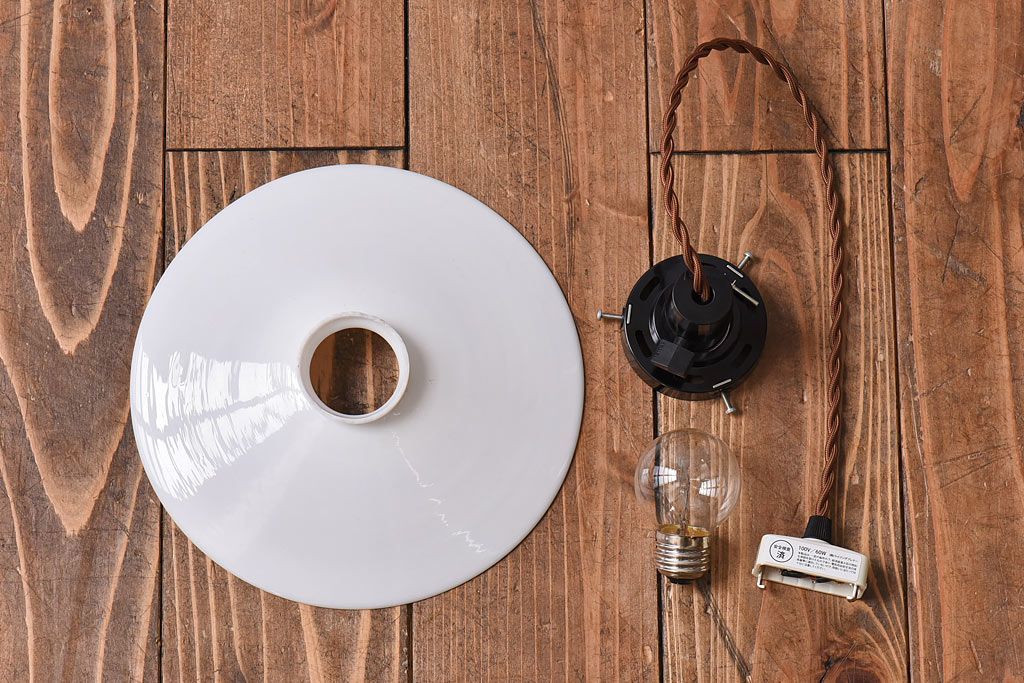 昭和レトロ　ノスタルジックな雰囲気漂う平笠シェードのペンダントライト(電笠、吊り下げ照明、天井照明)(2)