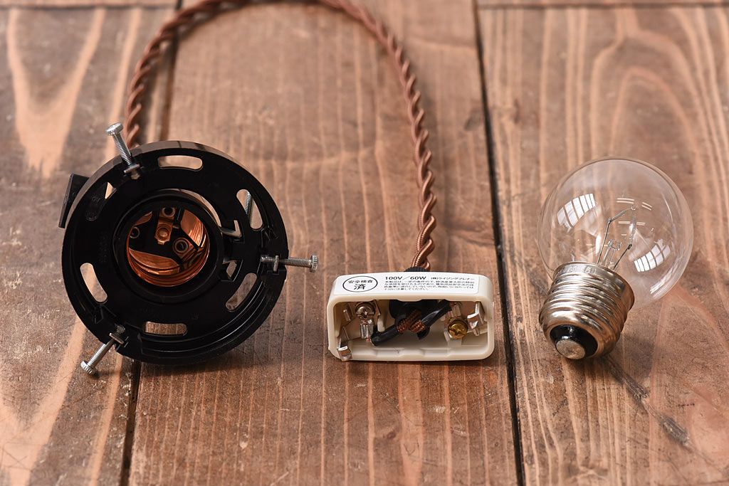 昭和レトロ　ノスタルジックな雰囲気漂う平笠シェードのペンダントライト(電笠、吊り下げ照明、天井照明)(2)