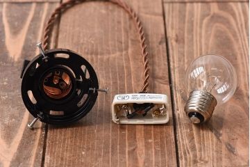 昭和レトロ　ノスタルジックな雰囲気漂う平笠シェードのペンダントライト(電笠、吊り下げ照明、天井照明)(2)