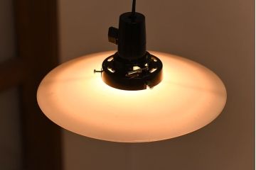 昭和レトロ　ノスタルジックな雰囲気漂う平笠シェードのペンダントライト(電笠、吊り下げ照明、天井照明)(3)