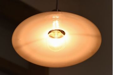 昭和レトロ　ノスタルジックな雰囲気漂う平笠シェードのペンダントライト(電笠、吊り下げ照明、天井照明)(3)