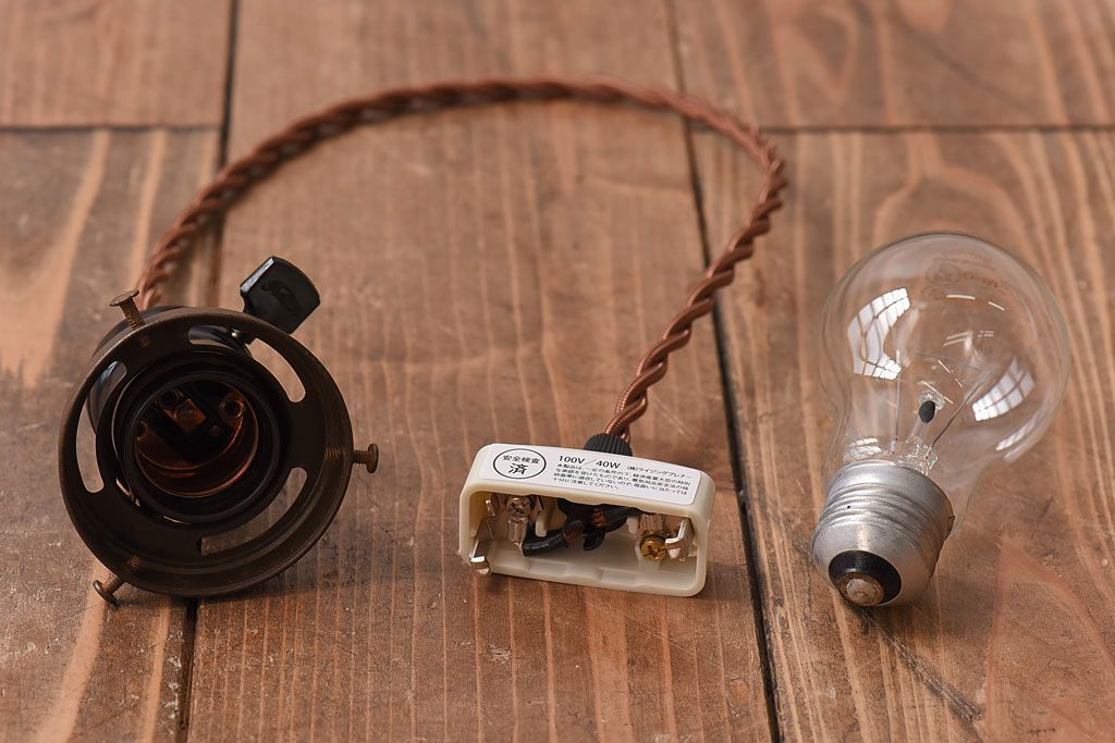 花菱模様の装飾から和の雰囲気漂うシェード(電笠、天井照明)