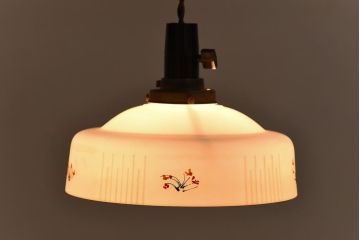愛らしい小さな花がポイントのシェード(電笠、天井照明)
