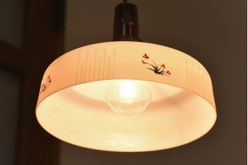 愛らしい小さな花がポイントのシェード(電笠、天井照明)