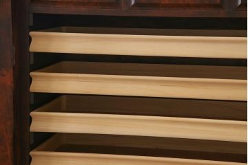 中古　神居民芸　洋室にも馴染みの良い衣装盆付き和タンス(引き出し、箪笥、着物箪笥)