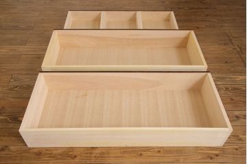 中古　神居民芸　洋室にも馴染みの良い衣装盆付き和タンス(引き出し、箪笥、着物箪笥)