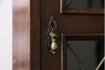 アンティーク家具　イギリスアンティーク　ステンドグラスの大振りなコーナーキャビネット(収納棚、ブックケース、本棚)