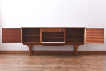 ヴィンテージ家具　北欧ビンテージ　チーク材　取っ手がおしゃれなサイドボード(サイドキャビネット、リビングボード)