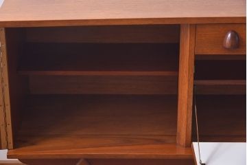 ヴィンテージ家具　北欧ビンテージ　チーク材　取っ手がおしゃれなサイドボード(サイドキャビネット、リビングボード)