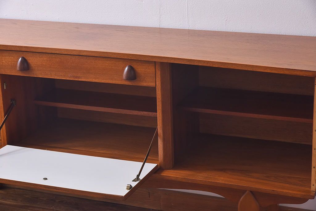 ヴィンテージ家具　北欧ビンテージ　チーク材　取っ手がおしゃれなサイドボード(サイドキャビネット、リビングボード)