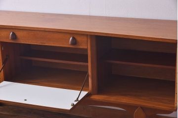 ヴィンテージ家具　北欧ビンテージ　チーク材　取っ手がおしゃれなサイドボード(サイドキャビネット、リビングボード)