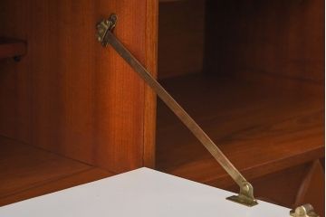 ヴィンテージ家具　北欧ビンテージ　チーク材　取っ手がおしゃれなサイドボード(サイドキャビネット、リビングボード)