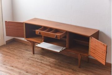 ヴィンテージ家具　北欧ビンテージ　チーク材　取っ手がおしゃれなサイドボード(サイドキャビネット、リビングボード)