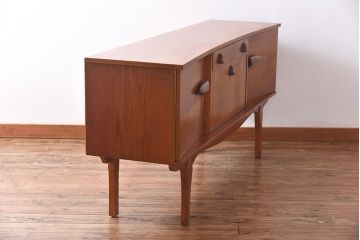 ヴィンテージ家具　北欧ビンテージ　チーク材　取っ手がおしゃれなサイドボード(サイドキャビネット、リビングボード)