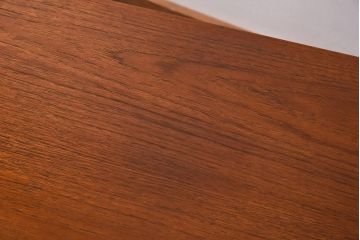 ヴィンテージ家具　北欧ビンテージ　チーク材　取っ手がおしゃれなサイドボード(サイドキャビネット、リビングボード)