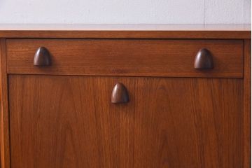 ヴィンテージ家具　北欧ビンテージ　チーク材　取っ手がおしゃれなサイドボード(サイドキャビネット、リビングボード)