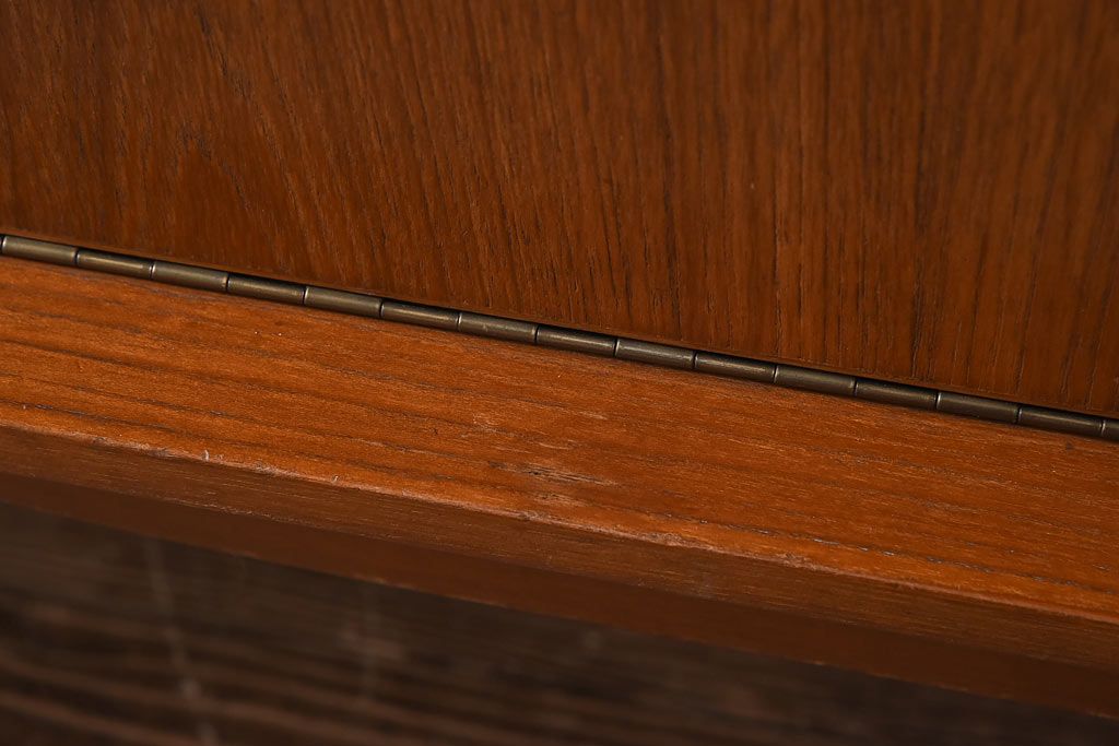 ヴィンテージ家具　北欧ビンテージ　チーク材　取っ手がおしゃれなサイドボード(サイドキャビネット、リビングボード)