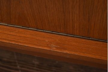 ヴィンテージ家具　北欧ビンテージ　チーク材　取っ手がおしゃれなサイドボード(サイドキャビネット、リビングボード)